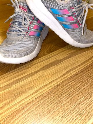 Zapatillas Adidas Grises con Detalles Rosas y Azul