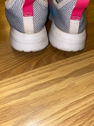 Zapatillas Adidas Grises con Detalles Rosas y Azul