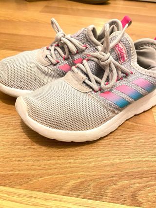 Zapatillas Adidas Grises con Detalles Rosas y Azul