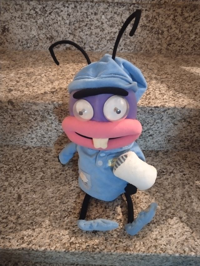 Formica in peluche con pigiama blu