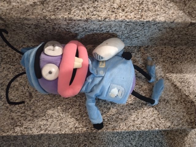 Formica in peluche con pigiama blu