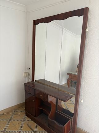 Recibidor con espejo de madera