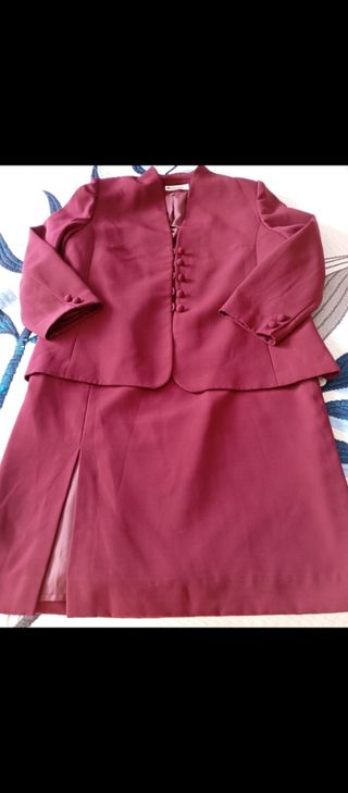 Traje de falda y americana color burdeos