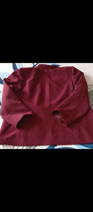 Traje de falda y americana color burdeos