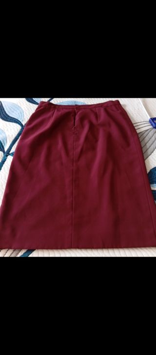 Traje de falda y americana color burdeos