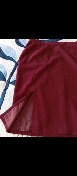 Traje de falda y americana color burdeos
