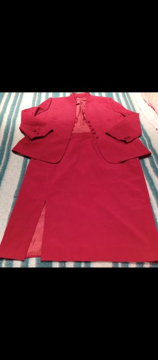 Traje de falda y americana color burdeos