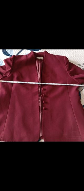 Traje de falda y americana color burdeos