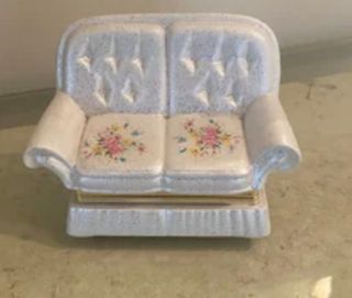 Divano in porcellana con fiori