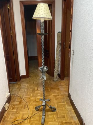 Lámpara de pie de metal forjado