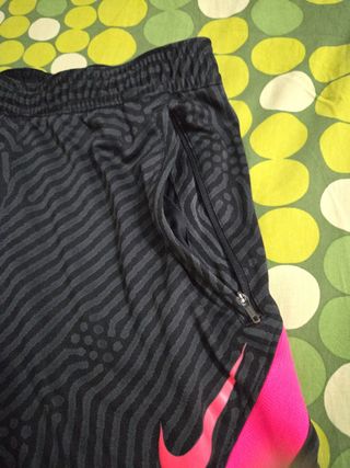 Pantalón corto Nike negro y rosa