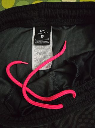 Pantalón corto Nike negro y rosa