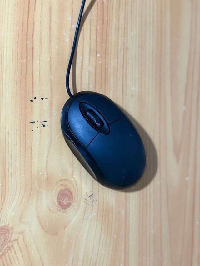 Ratón negro con cable