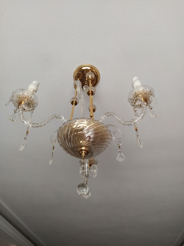Lámpara de techo dorada y cristal