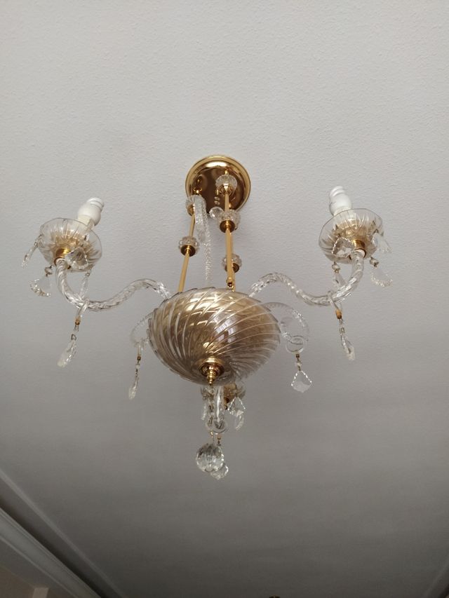 Lámpara de techo dorada y cristal