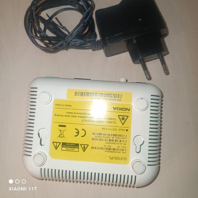 Router WiFi con adaptador de corriente