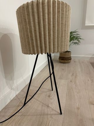 Lámpara con tulipa de lino 