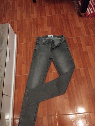 Pantalón vaquero gris
