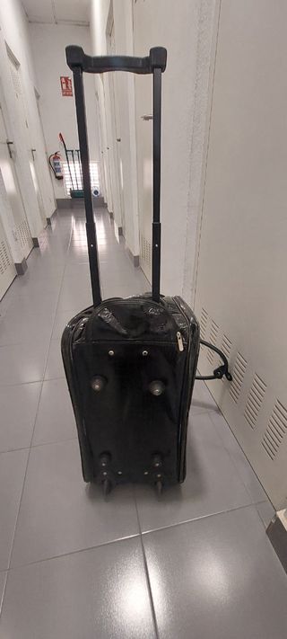 Bolsa de mano con ruedas negra