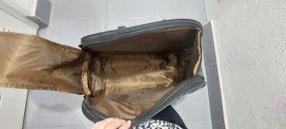 Bolsa de mano con ruedas negra