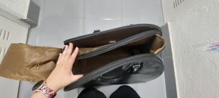 Bolsa de mano con ruedas negra