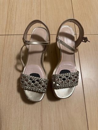 Sandalias Zara Talla 35 Doradas