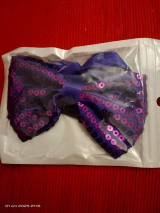 Pajarita morada con lentejuelas