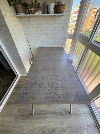 Tavolo da terrazza in cemento e acciaio beige/grigio