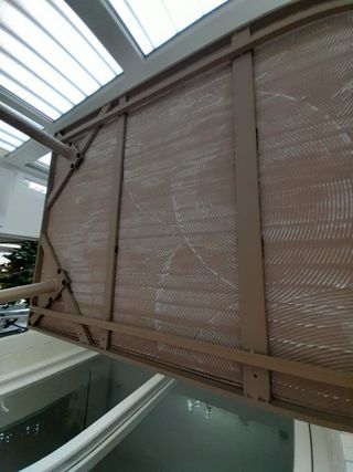 Tavolo da terrazza in cemento e acciaio beige/grigio