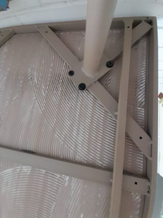 Tavolo da terrazza in cemento e acciaio beige/grigio