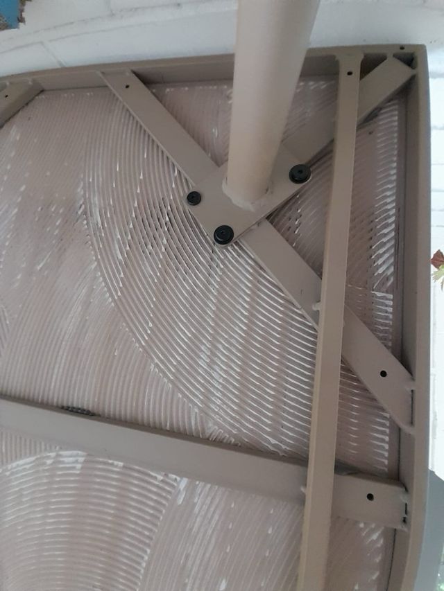 Tavolo da terrazza in cemento e acciaio beige/grigio