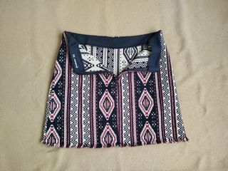 Falda corta invierno estampado geométrico