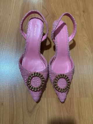 Tacones Uterqüe destalonados con adorno dorado