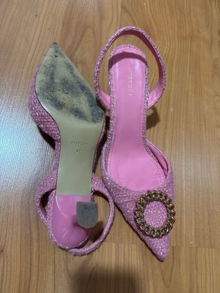 Tacones Uterqüe destalonados con adorno dorado