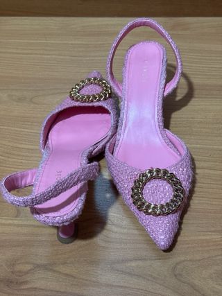 Tacones Uterqüe destalonados con adorno dorado