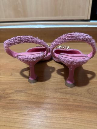 Tacones Uterqüe destalonados con adorno dorado