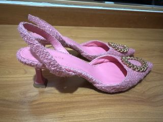 Tacones Uterqüe destalonados con adorno dorado
