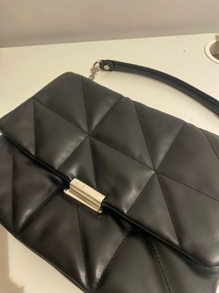 Bolso negro Stradivarius acolchado