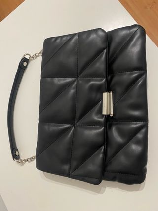 Bolso negro Stradivarius acolchado