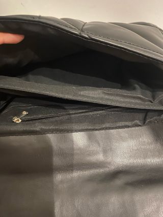 Bolso negro Stradivarius acolchado