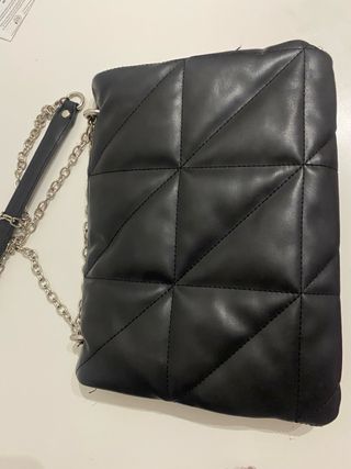 Bolso negro Stradivarius acolchado