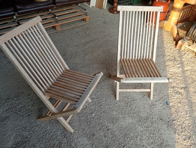 Dos Sillas Plegables de Madera