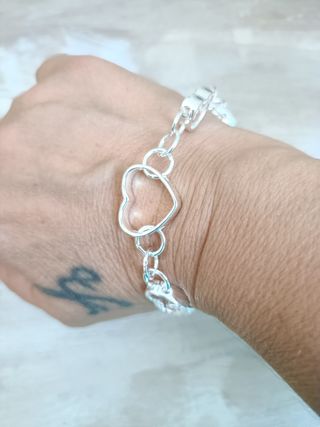 Pulsera de corazones plateada