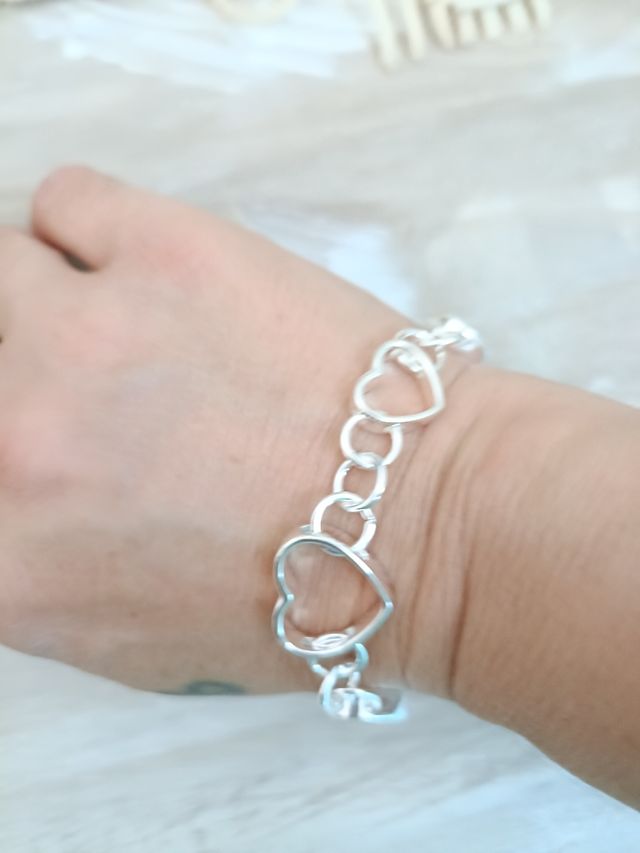 Pulsera de corazones plateada