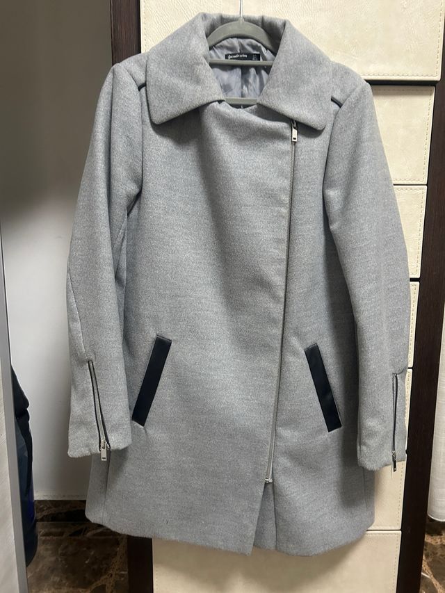 Abrigo Stradivarius gris