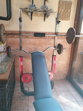 Banco de pesas y barra con discos