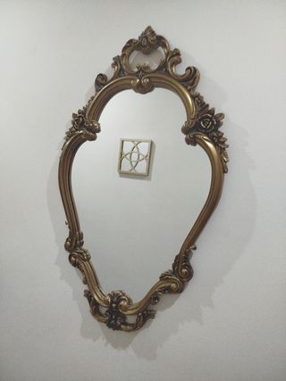 Espejo antiguo dorado con marco ornamental