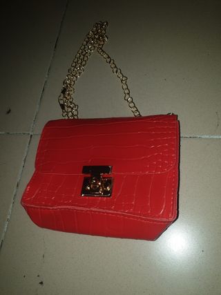 Bolso pequeño rojo con cadena dorada