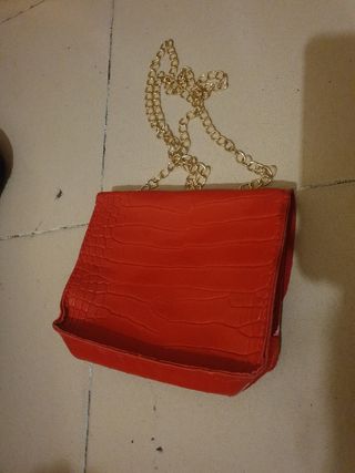 Bolso pequeño rojo con cadena dorada