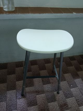 Banqueta gris y blanca para mayores
No sé la marca